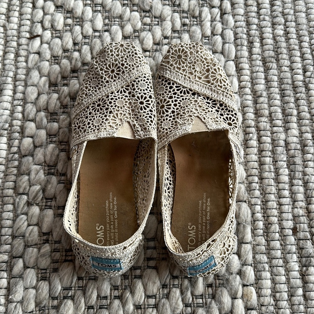 Tom’s Lace Flats Size 8 Women’s